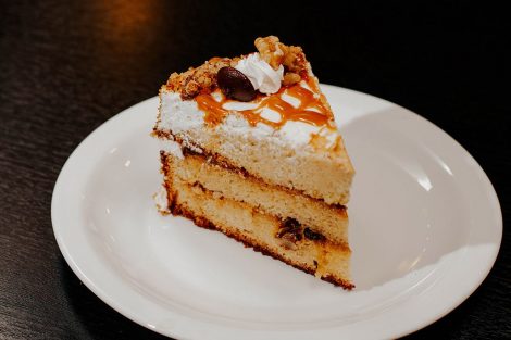 Porción torta de manjar con nueces